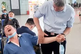 真正的中医！老人高铁站突发心脏病，热心医生针灸后奇妙事情发生视频封面