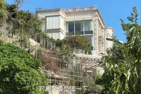 香港深水湾李嘉诚家的豪宅，李宅的窗帘开着呢，看到里面的客厅啦视频封面