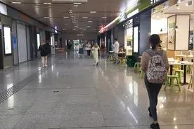 武汉的地铁里面人开始多起来了，恢复了吧视频封面