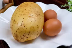 万万没想到，土豆里打入2个鸡蛋，出锅柔软多层，真美味视频封面