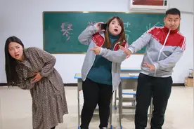 短剧：老师上课突然肚子疼，学生拿出手机打电话却被套路，真逗视频封面