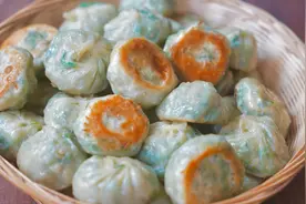 家门口挖点小蒜，天天奶煎一锅小包子，皮薄菜多，家人吃美了！