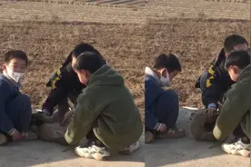 3男孩路边跟狗狗玩耍，强迫狗狗进行体育锻炼，狗狗的表情太逗了视频封面