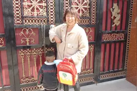 农村宝宝生日，订个14寸蛋糕送幼儿园，到幼儿园门口却尴尬了视频封面