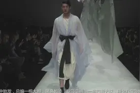 时装：男模穿大褂潇洒倜傥，腰带还系上蝴蝶结，反差萌太可爱视频封面