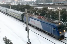 上海开往成都的春运绿皮火车 3216次临客中途通过南京段视频封面