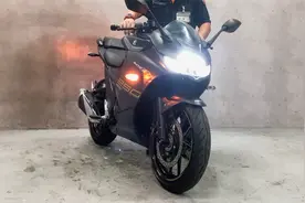 铃木极客飒250摩托，油耗2.7配ABS，动力强颜值高，听听声浪如何视频封面