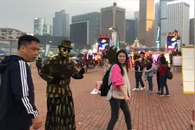 香港中环码头的摩天轮这里，有一个游乐场，空地还有行为艺术表演视频封面