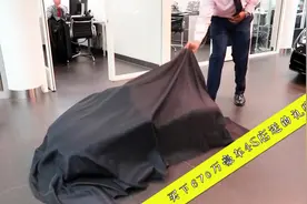 富二代送女友670万的兰博基尼，拉开4S店送的礼物时女朋友笑了视频封面