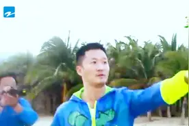 范文芳夫妇跳伞掉海里！吴京紧张的跑向海边，伞盖住不行的！视频封面