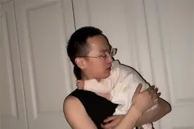 1岁宝宝大半夜哭闹，爸妈怎么哄都不睡觉，没想到竟是这个原因！