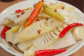 春季，65岁婆婆分享泡椒笋详细比例和做法，酸辣脆爽，一年都不坏