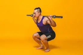 健美冠军教你器械训练，杠铃负重深蹲，教你练出健硕臀腿！视频封面