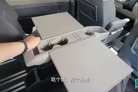 旅法粉丝实拍大众T7迈特威，小桌板很赞，纵向空间不敌GL8