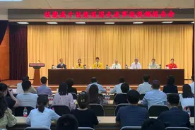 人社部:让技能人才立前排、站C位；既有“面子”又有“里子”视频封面