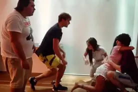 恶搞：美女莫名被人绑架了，下一幕大伙反应真搞笑，感觉太好玩视频封面