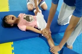 5岁女孩初学跆拳道，被教练强制拉伸出一字马，女孩反应令人心疼视频封面