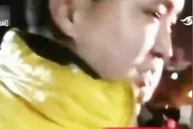 外卖小哥救下跳河女性，导致订单超时，民警陪同送餐道歉！视频封面