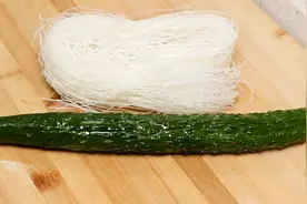 一根黄瓜，一把粉丝，简单一做，爽口解馋，我家一周吃3次，真香