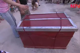 被五花大绑的女子，如何在瞬间逃脱？看传统魔术“大变活人”！视频封面