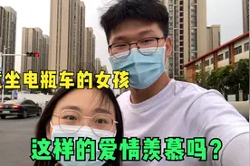 40度高温天气！小伙骑电瓶车带女友兜风，姑娘看见奔驰车说了啥？视频封面