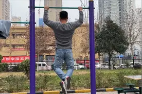 91年西安小伙健身增肌，在小区做100个引体向上，吃了两包泡面视频封面