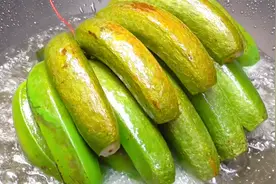 大姐用没熟的香蕉油炸配田螺吃，看起来是道黑暗料理，吃一口真香视频封面