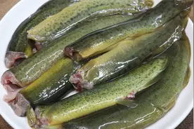 泥鳅炖豆腐的家常做法，泥鳅肉质鲜嫩脱骨，没有腥味，汤汁浓白