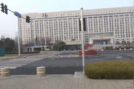 去济南CBD中心，看中国最大的办公楼之一，龙奥大厦，品美食。视频封面