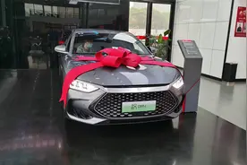 比亚迪宣布停止生产燃油车，3月销量突破10万辆，全是新能源车视频封面