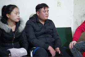 短剧：弟弟找哥哥借钱，嫂子偷偷借给他5万块，5年后弟弟还她50万视频封面