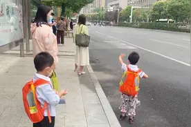 送4岁宝宝到车站，看他如何自己打车去学校，太聪明了视频封面