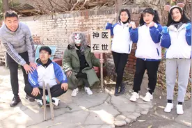 神医再世2：伙伴们为帮小强，四处寻找神医，小强的腿还能恢复吗视频封面