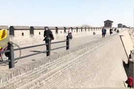 登上城墙，带你看看距今2700年的国家5A级旅游景区-平遥古城视频封面