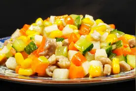 新鲜的蔬菜丁加上瘦肉粒，荤素搭配色泽诱人，简单一做就鲜美爽口