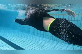 实战训练！水警蜀黍为什么穿警服在水中游泳？视频封面