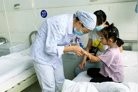 5岁女孩生病去打针，全程没掉一滴眼泪，看得大人心疼视频封面