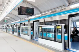 带你们感受下大深圳的地铁如何买票，如何出站？一起体验下视频封面