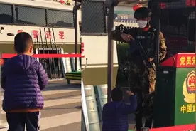 超萌小朋友遇到值勤武警 迈着“小奶步”去送水 兵哥哥回礼太帅了视频封面