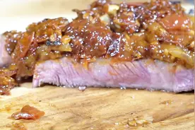 高级的牛排超级贵！煎到5分熟，生肉吃起来滑溜溜的！你敢吃吗？