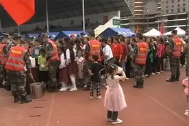 实拍雅安临时安置点：武警携带移动炊事车 现场为群众分发食物视频封面