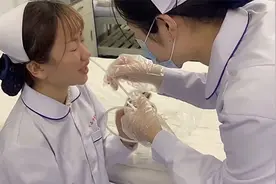 让人心疼！甘肃护理专业学生练习插胃管，强忍不适：拿自己先练手视频封面