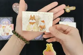 塔罗测试：什么是他离不开你的原因？他对你的感觉如何？视频封面