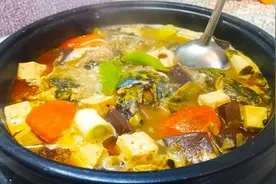 3条黄辣丁做火锅，用冻豆腐搭配，肉质细腻，汤汁鲜香能泡饭吃视频封面