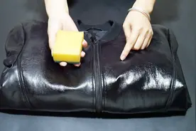 皮衣别再拿去干洗，教你一招，皮衣干净有光泽，太实用了视频封面