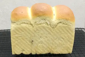 想吃吐司面包不要去买了，1碗面粉1个鸡蛋，在家就能做，柔软拉丝