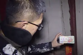 午夜探险废弃十多年的老房子，小伙在屋里竟然捡到一摞纸钱视频封面