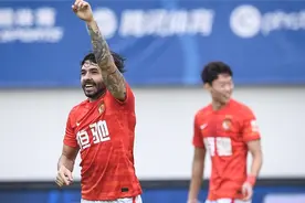 国足需要这样的神锋！高拉特单场造三球：直塞助攻+头顶脚踢破门视频封面