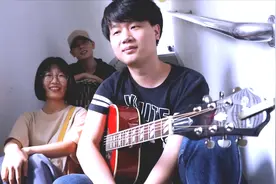 各奔东西的毕业季，一对大学生情侣唱了首《再见》，好伤感