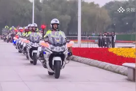 朗读亭：又飒又帅又酷！汉警快骑的姑娘们骑着400多斤大摩托来了视频封面